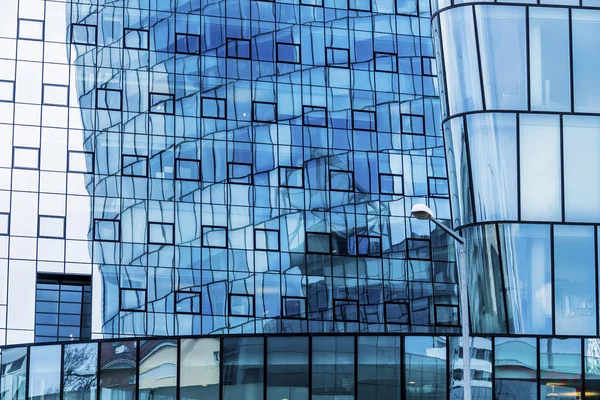 Fachada de un edificio de oficinas — Foto de Stock