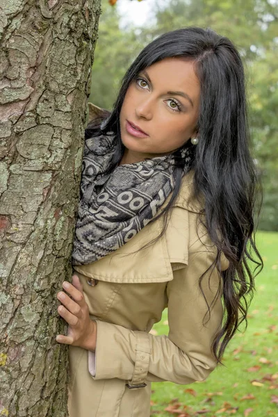 Молодая женщина с деревом — стоковое фото