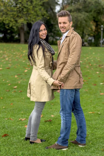 Amorous couple in a park — Stock Photo, Image