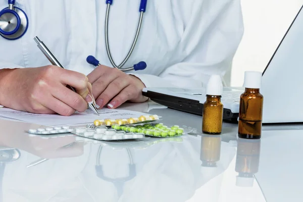 Doctor prescribes a drug — Stock Photo, Image