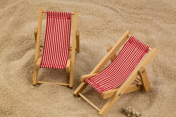 Cadeira de praia na praia arenosa — Fotografia de Stock