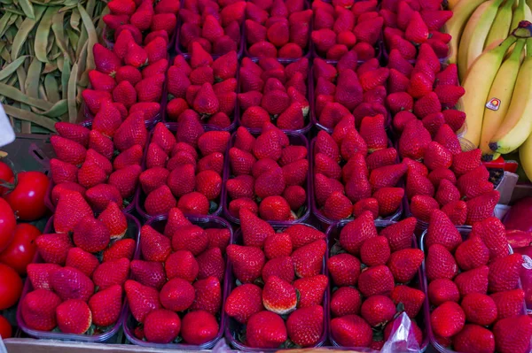 Aardbeien op een markt — Stockfoto