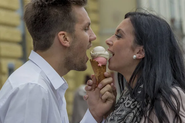 Paar maken ijs eten — Stockfoto