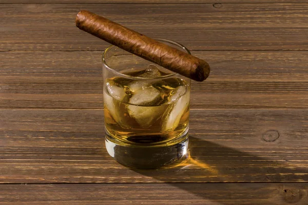 Whisky och cigarr — Stockfoto