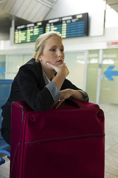 Zakenvrouw wachten op de luchthaven — Stockfoto