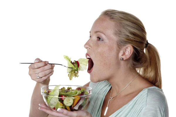 Женщина с салатом — стоковое фото