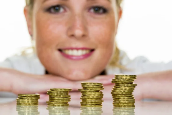 Salvar a mulher com pilha de moedas quando o dinheiro — Fotografia de Stock