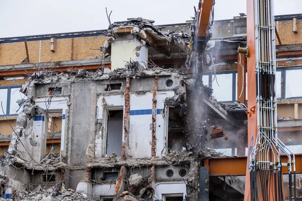 Demolición de un edificio de oficinas — Foto de Stock