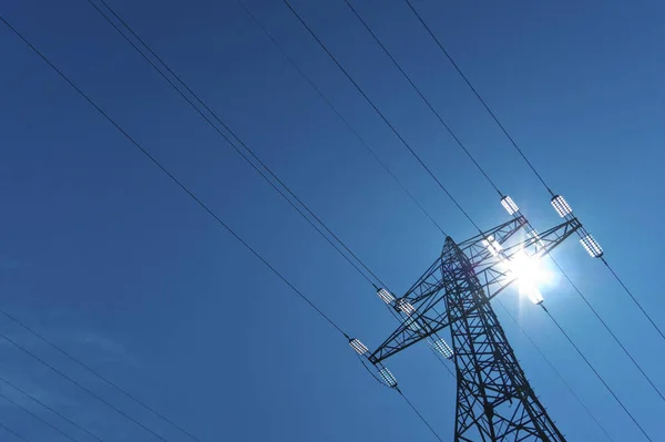 Elektřina pylonu se slunce a obloha — Stock fotografie