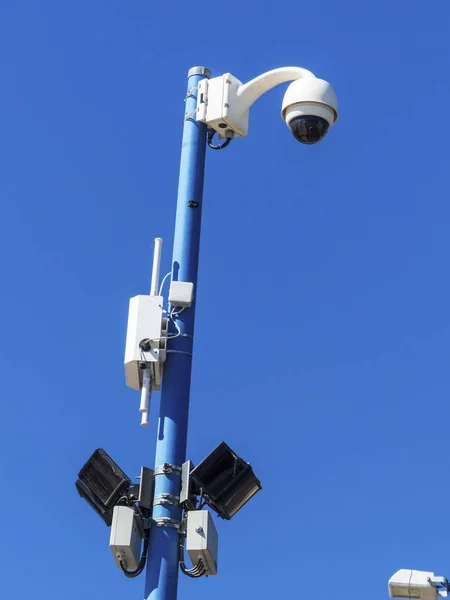 Caméra de surveillance sur un mur — Photo