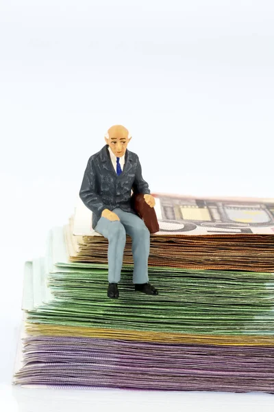 Senior sedí na směnky — Stock fotografie