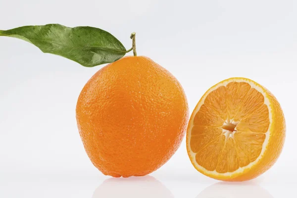 Reflection of an orange — Stock Photo, Image