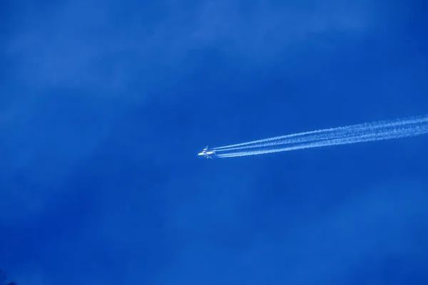 Flugzeug am blauen Himmel — Stockfoto