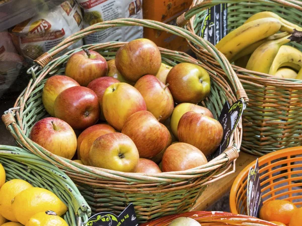 Korg med äpplen på marknaden — Stockfoto