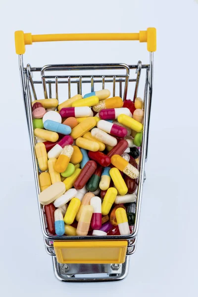 Kleurrijke tabletten in winkelwagen — Stockfoto