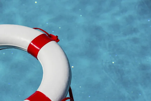 Boia salva-vidas em uma piscina — Fotografia de Stock