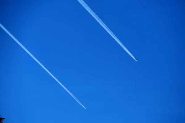 Contrails in de hemel — Stockfoto