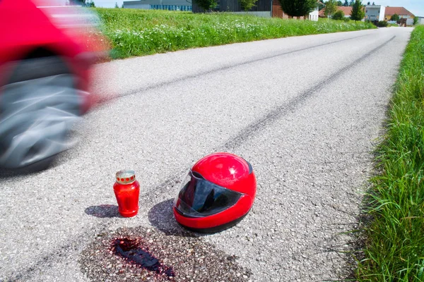 与摩托车的事故。交通事故与刹车的痕迹 — 图库照片