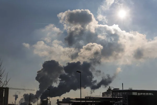 Industrieschornstein mit Abgasen — Stockfoto