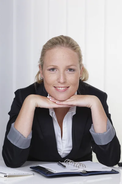Ung framgångsrik kvinna på ett kontor — Stockfoto