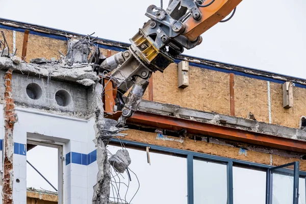 Demolición de un edificio de oficinas —  Fotos de Stock