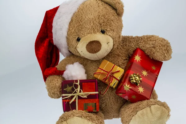 Teddy bear with christmas presents — Stock Photo, Image