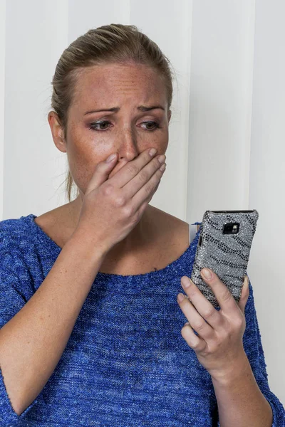 Woman is shocked by sms — Stock Photo, Image