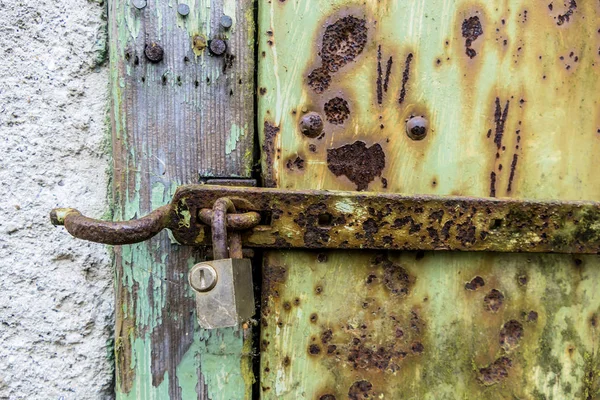 生锈的锁上门 — 图库照片