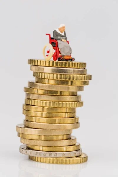 Vrouw in rolstoel op geld stack — Stockfoto