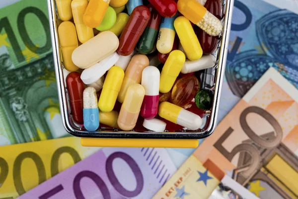 Tabletten, winkelwagentje, euro rekeningen — Stockfoto