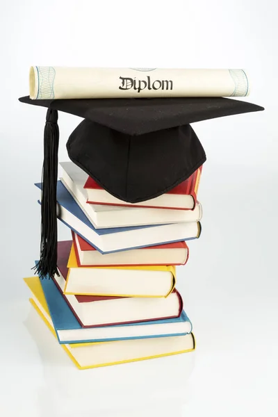 Mortarboard a könyvek verem — Stock Fotó