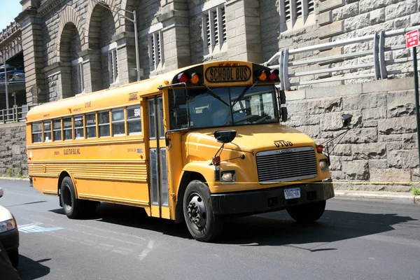 Skolbuss i stadskörning från new york — Stockfoto