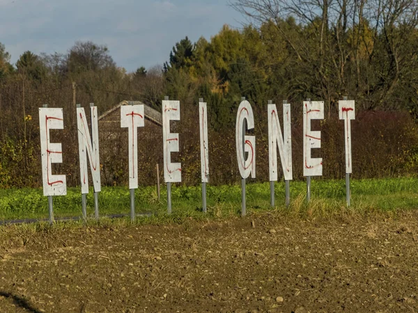 Letras expropiadas en un campo — Foto de Stock