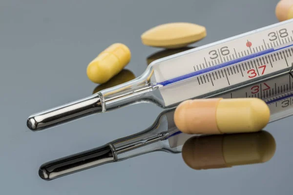 Thermometer and tablets — Stock Photo, Image