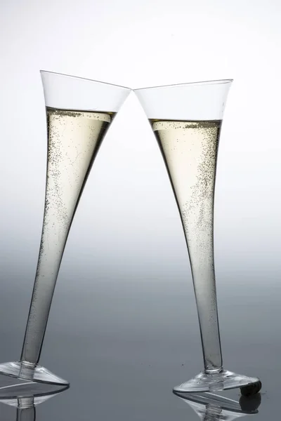 Champagne ou vin mousseux dans un verre de champagne — Photo