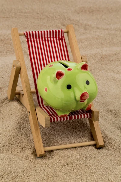 Strandstoel met piggy bank — Stockfoto