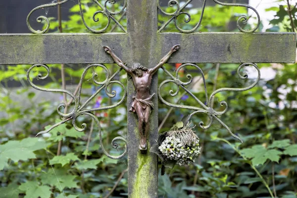 Enterro com crucifixo — Fotografia de Stock