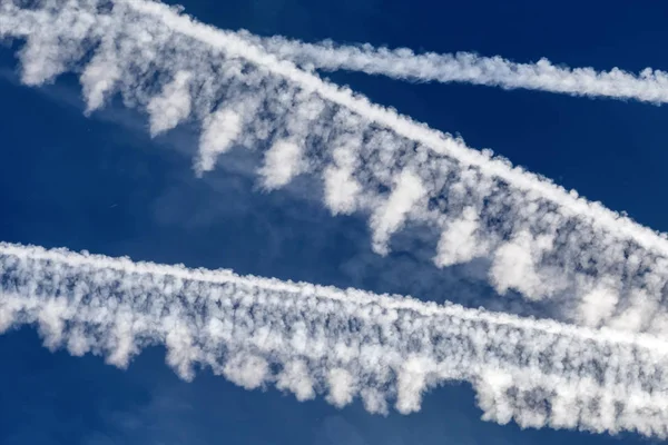 Kondensstrimmor på himlen — Stockfoto