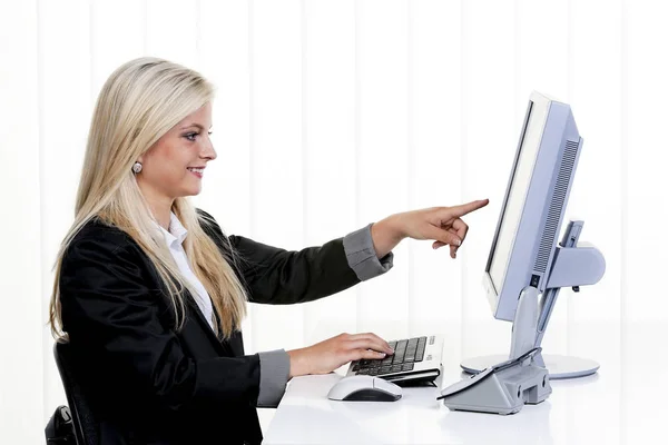 Жінка з комп'ютером в офісі — стокове фото