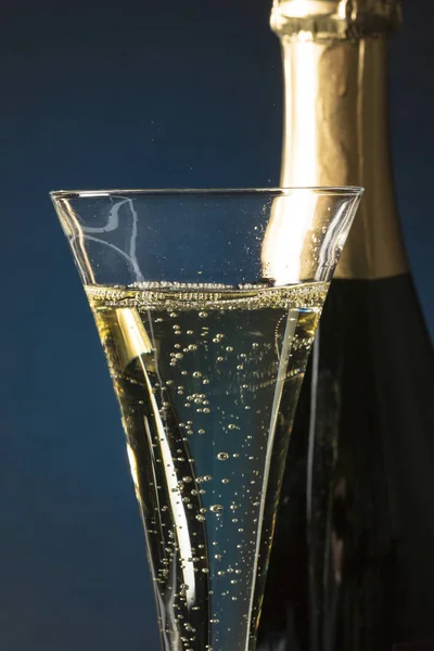 Botella de cristal de champán con champán — Foto de Stock