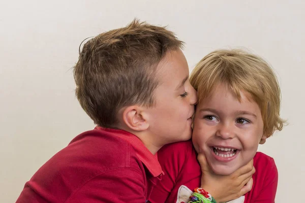 Siblings have fun — Stock Photo, Image