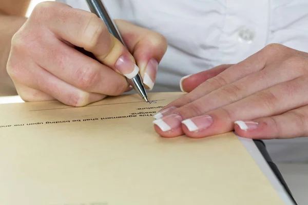 Mão com caneta-tinteiro assinatura contrato — Fotografia de Stock