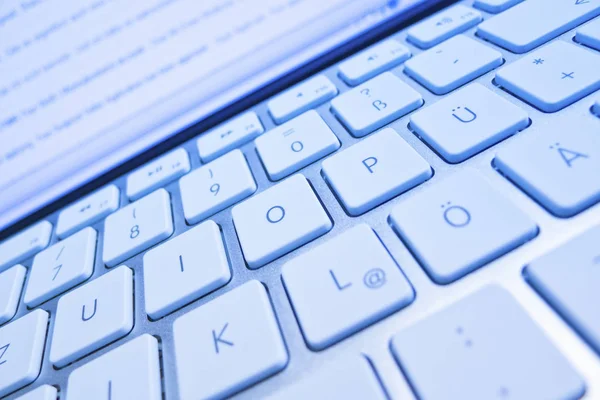 Teclado de uma tela de computador na frente — Fotografia de Stock