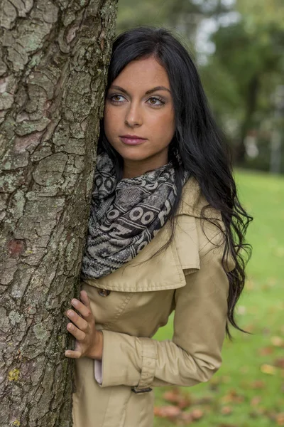 Jonge vrouw met boom — Stockfoto