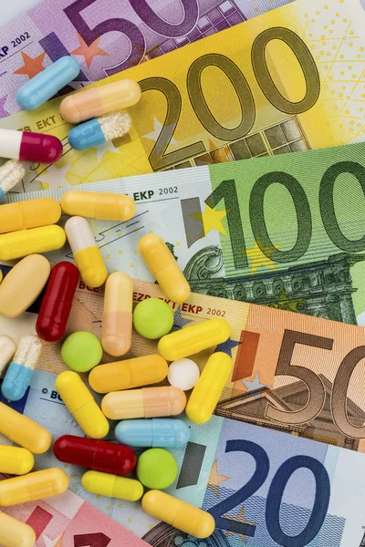 Eurobiljetten en tabletten — Stockfoto