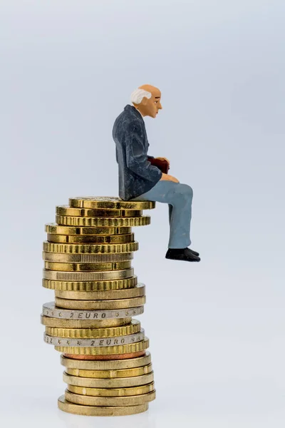 Pensioners sitting on a pile of money — Stock Photo, Image