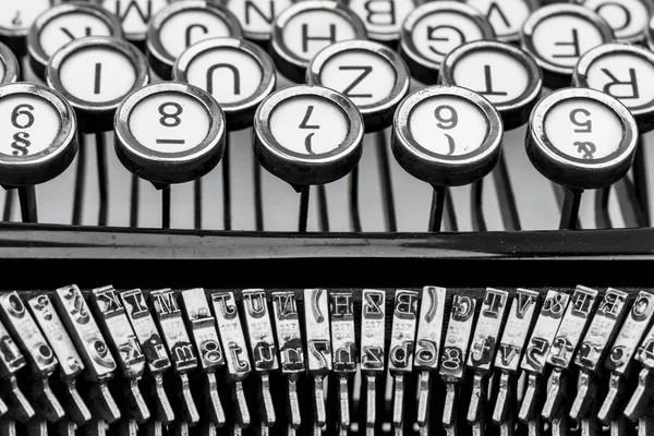 Na klávesnici psacího stroje — Stock fotografie