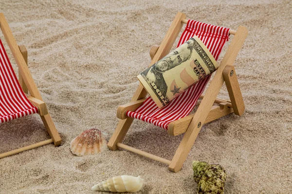 Deckchair with piggy bank and dollars — Stock Photo, Image