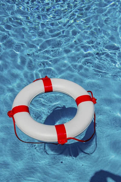 Boia salva-vidas em uma piscina — Fotografia de Stock