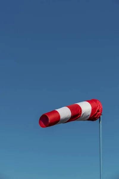 Windsack vor blauem Himmel — Stockfoto